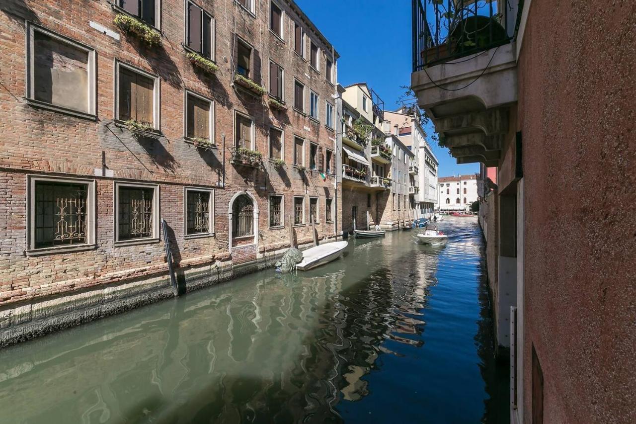 Behind On The Canalside Venedig Exterior foto